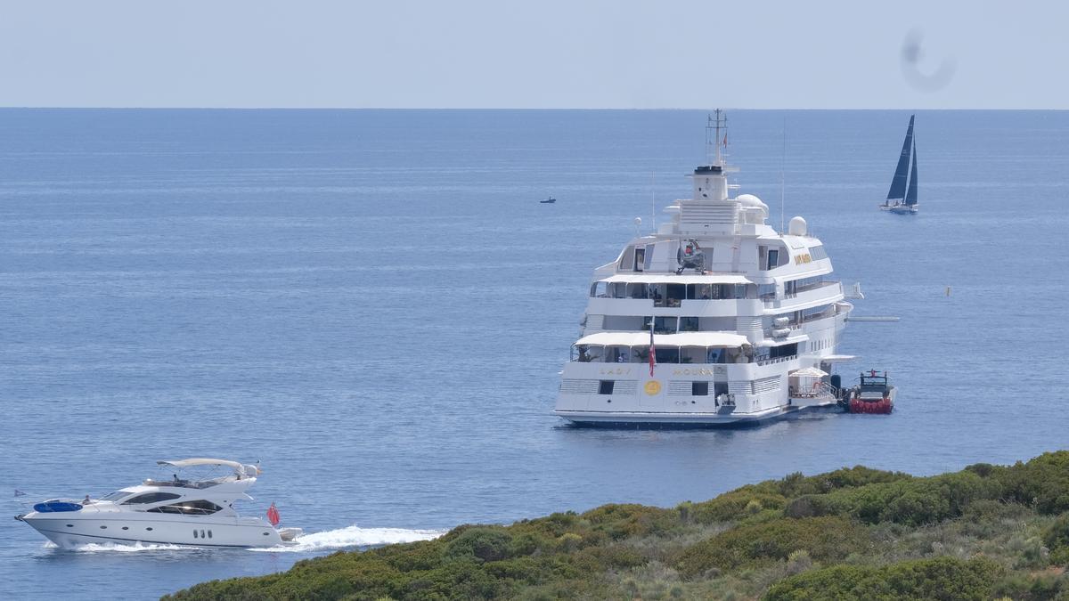 El Lady Moura ha fondeado hoy frente a la playa de Portals