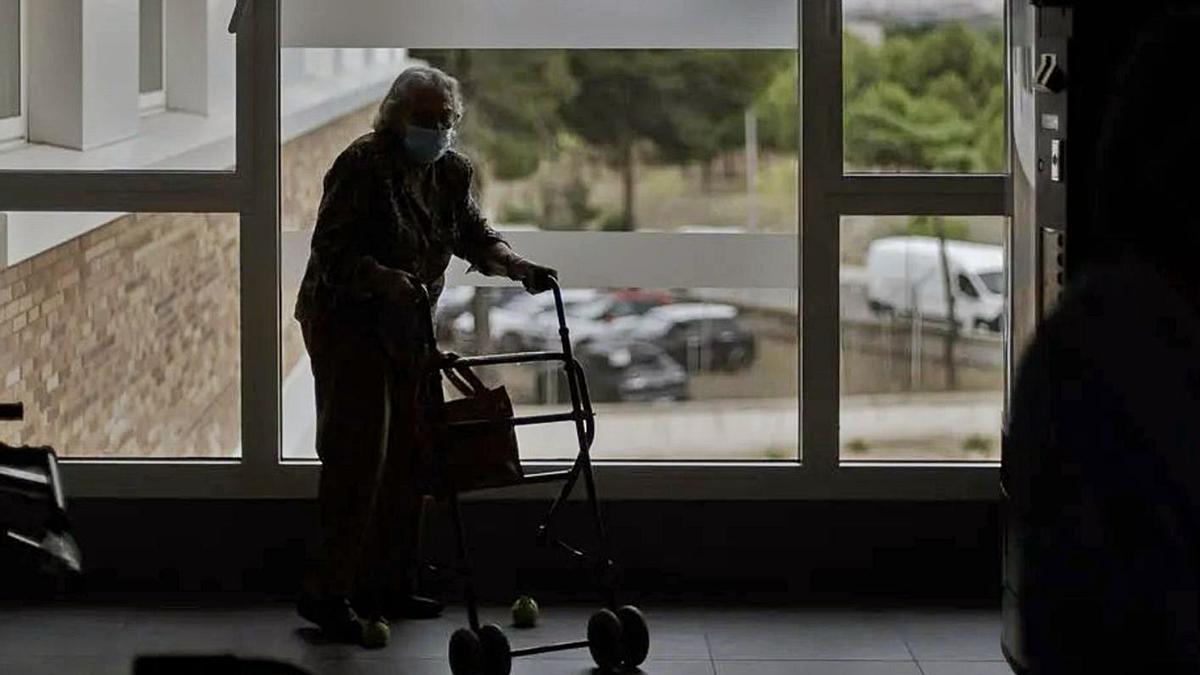 Familias deciden sacar a sus mayores de los geriátricos 
y cuidarlos en casa