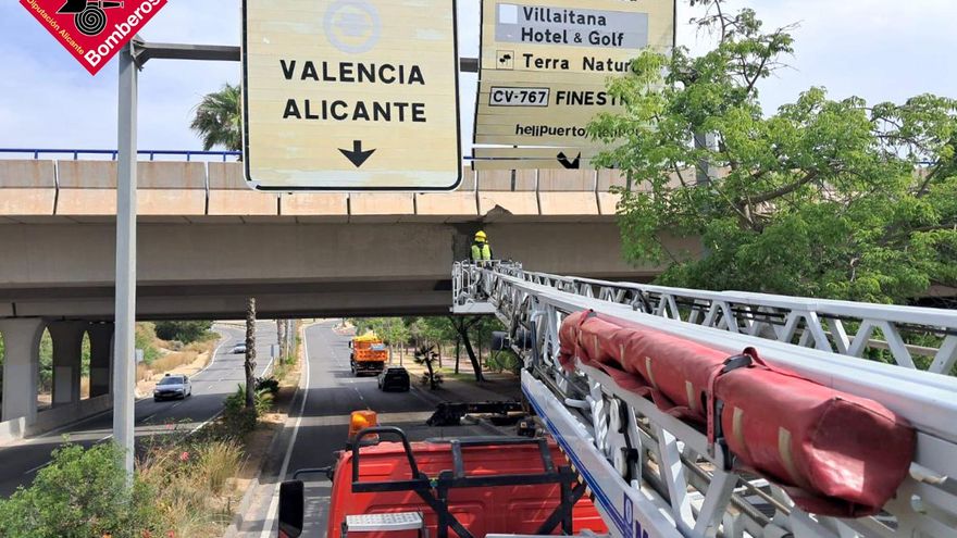 Reabren al tráfico tres de los cuatro carriles de la zona de Poniente de Benidorm donde chocó una grúa con un puente