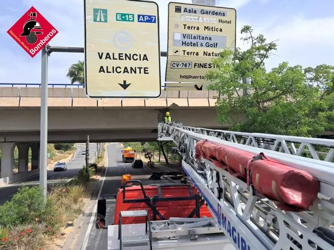 Una grúa choca contra un puente de la AP-7 en Benidorm