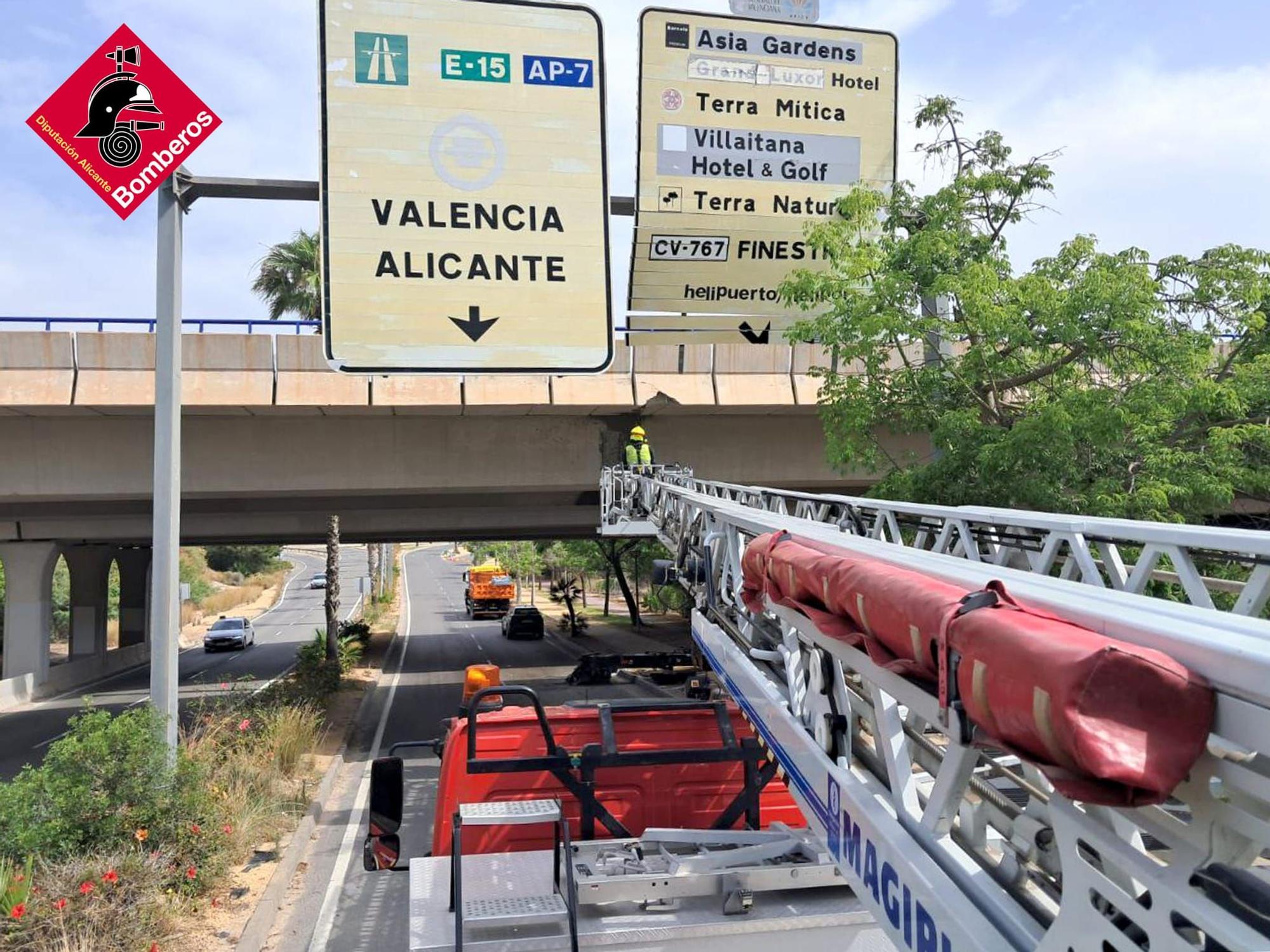 Una grúa choca contra un puente de la AP-7 en Benidorm