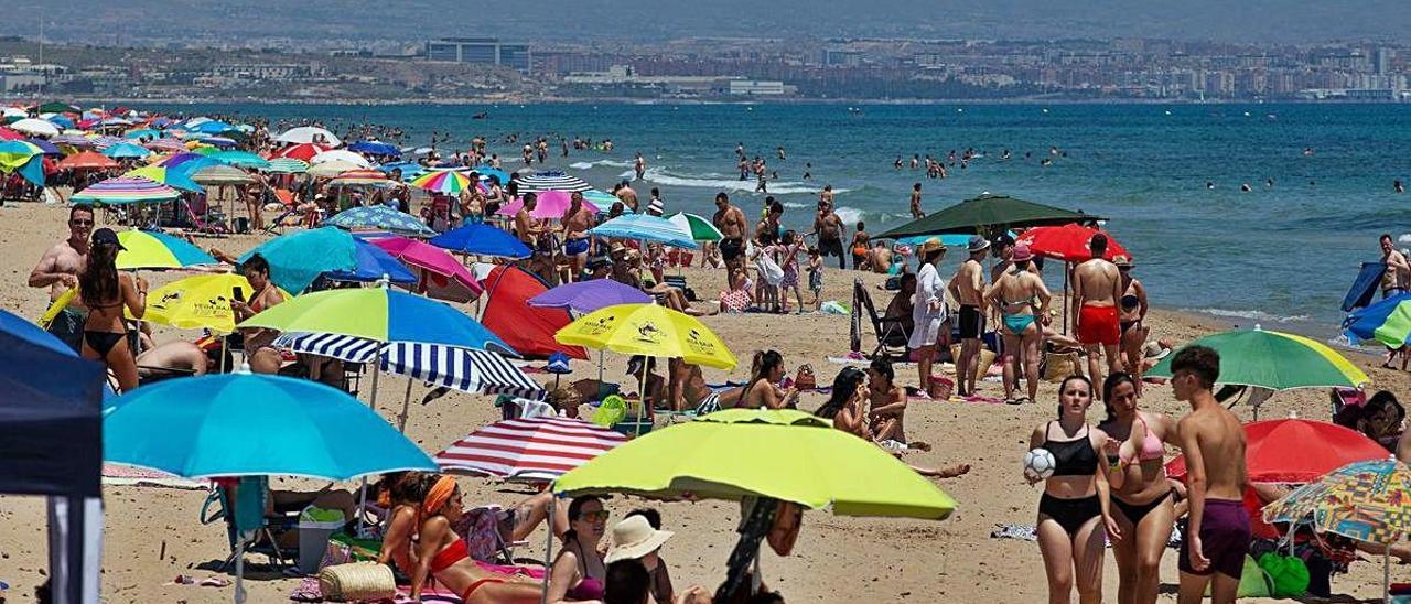 Las playas de Elche presentaban un abarrotado aspecto pese a las normas de distanciamiento.