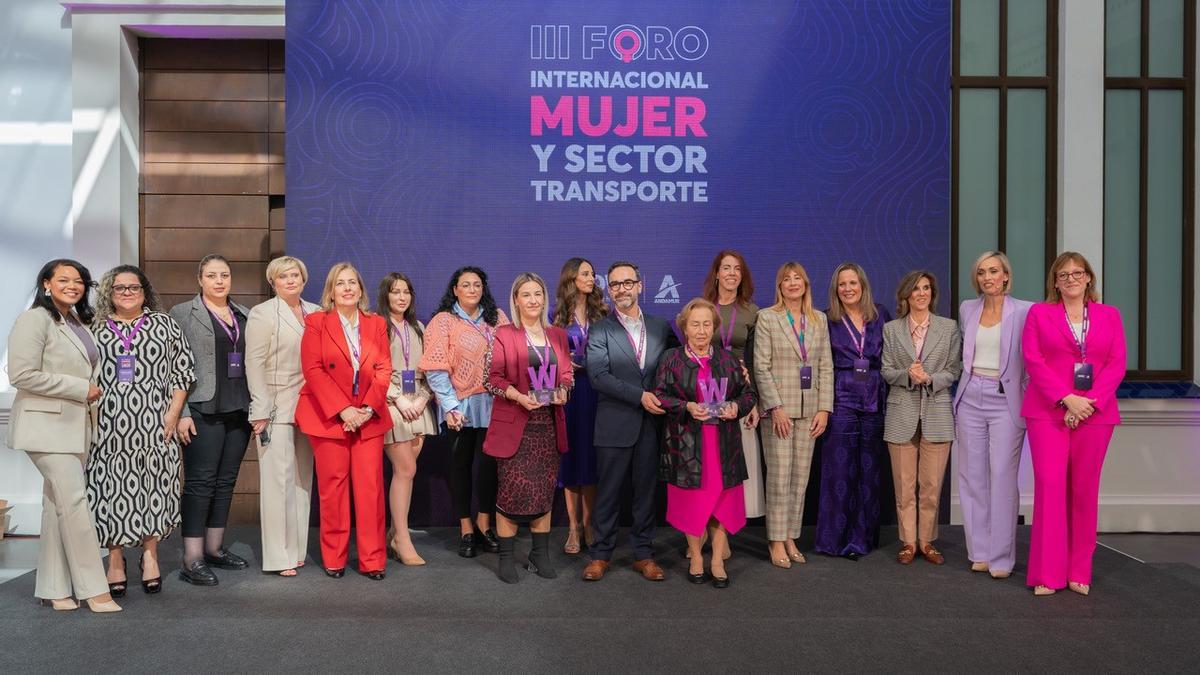 Foto de familia del III Foro Internacional Mujer y Sector Transporte organizado por Andamur.