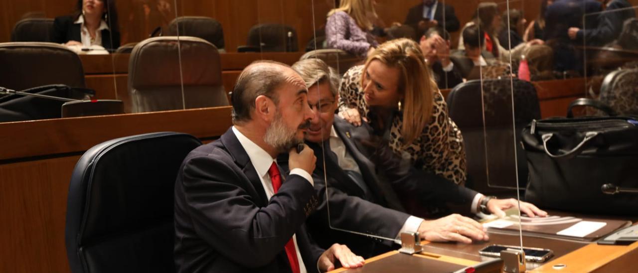 El presidente Javier Lambán junto al vicepresidente Arturo Aliaga y la consejera de Presidencia, Mayte Pérez.