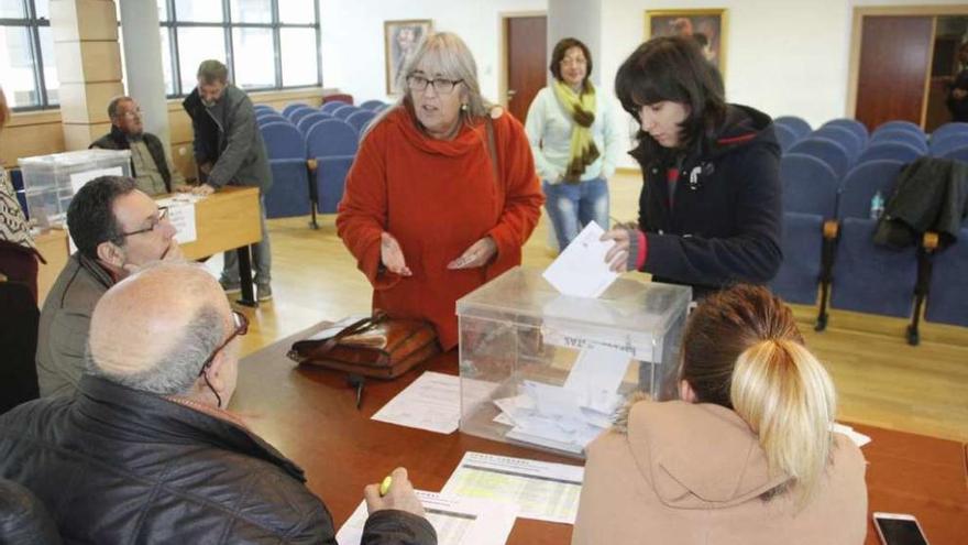 Votación de las elecciones sindicales, en el salón de plenos del Concello de Moaña. // Santos Álvarez