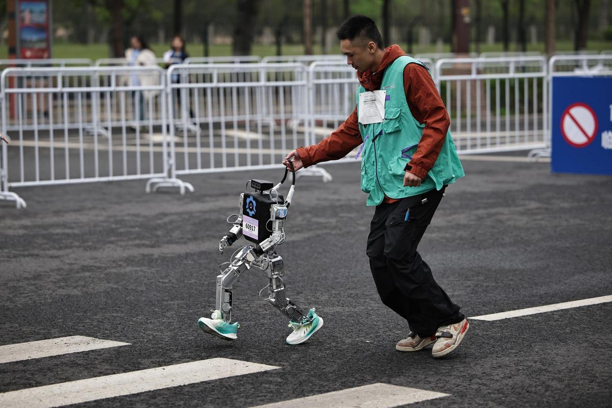 Primera Media Maratón para robots humanoides en Pekín