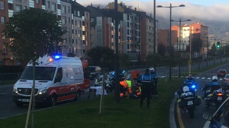 Un motorista herido en la glorieta de Fozaneldi de Oviedo