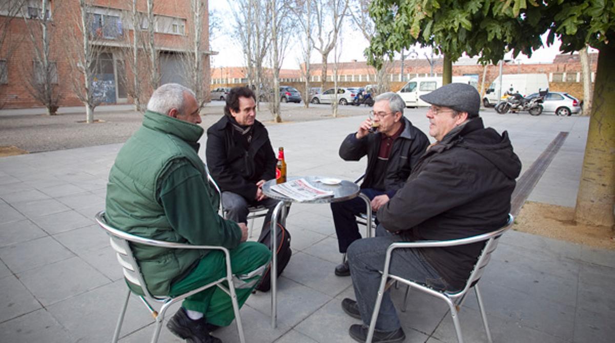 Cuatro amigos debaten sobre el papel de los ciudadanos en la limpieza del sistema.