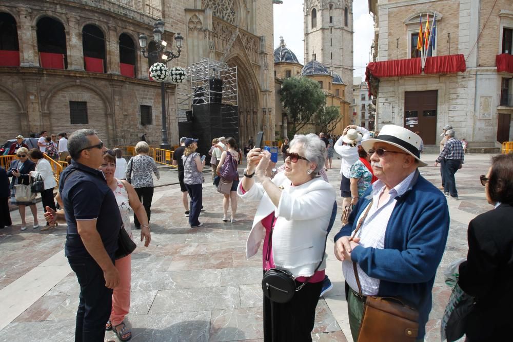 Numerosas personas acuden a la plaza de la Virgen de València para contemplar el tapiz floral