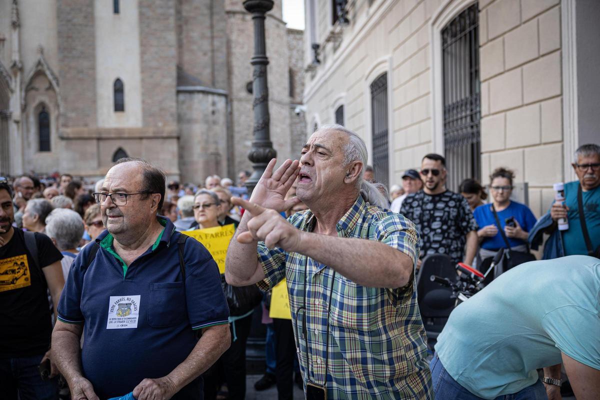 Un vecino de Sabadell protestando ante el Ayuntamiento contra la tasa de residuos del Vallès