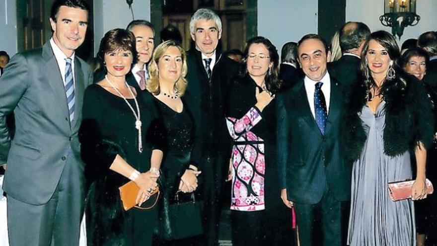 Imagn de archivo de Giovanni Carenzio en una cena de gala junto a José Manuel Soria, Ana Pastor, Pier Ferdinando Casini y Loli Molina de Aguilar, entre otros, en 2007.