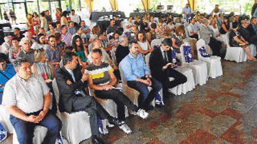 Decenas de representantes de la sociedad civil y cultural valenciana apoyaron la iniciativa.