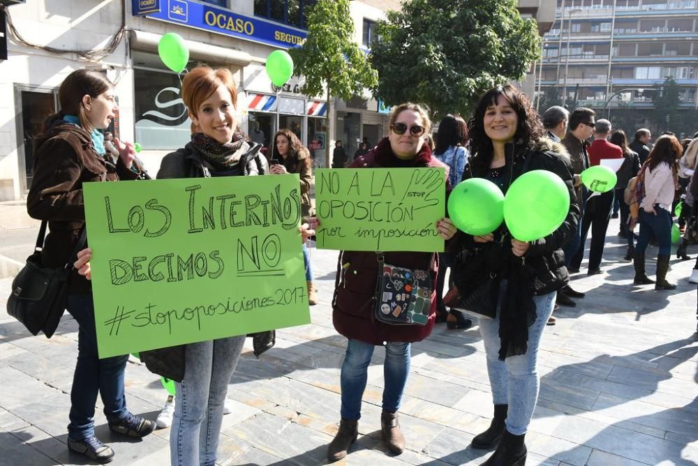 Los interinos de Educación protestan por las oposi