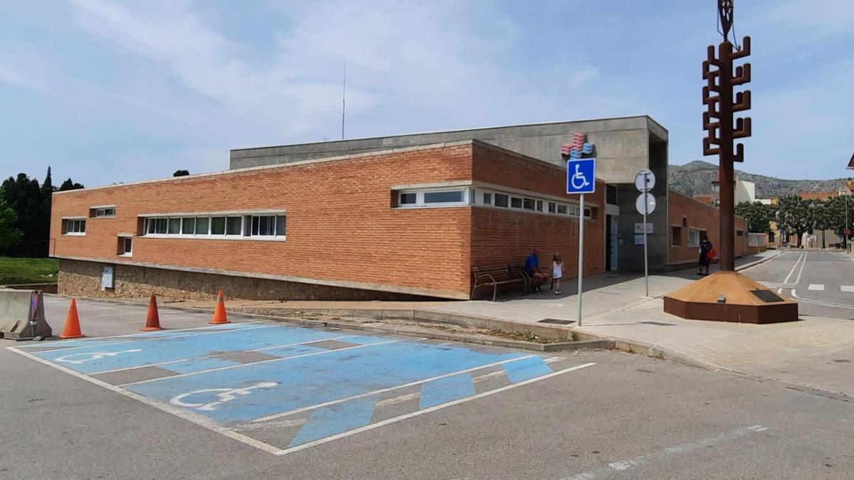 Façana del CAP de Torroella de Montgrí des de l&#039;aparcament que hi ha davant de l&#039;equipament