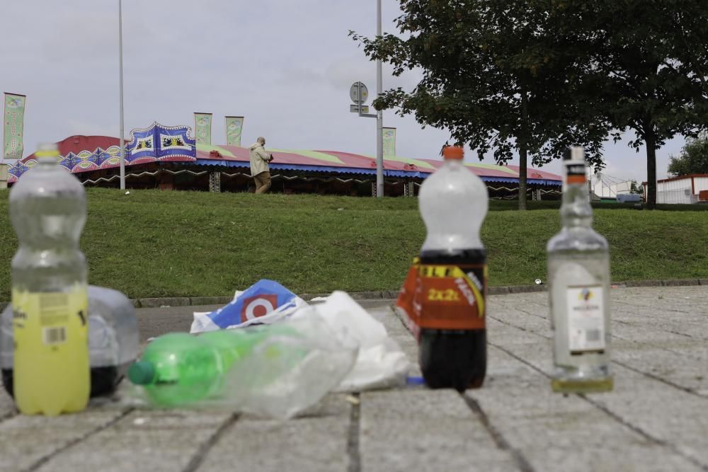 Restos de basura tras un "macrobotellón" en la EPI