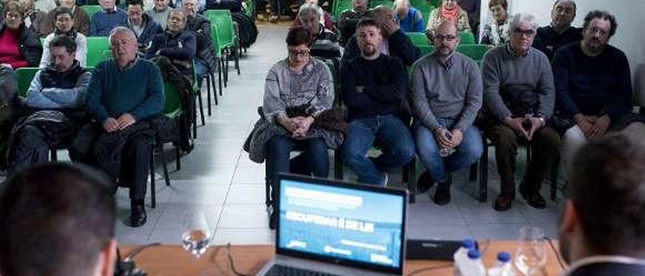 Reunión ayer en la cooperativa Viña Costeira. // Brais Lorenzo