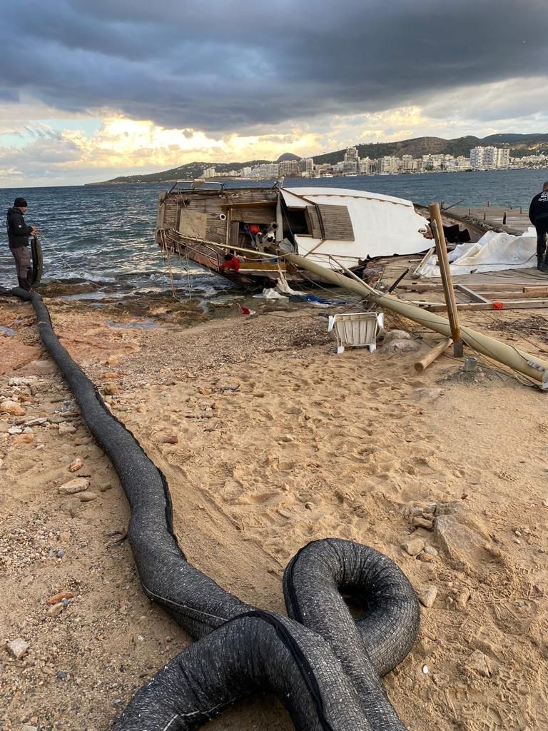 Retiran contaminantes de un velero embarrancado en Ibiza ante el riesgo de derrame al mar