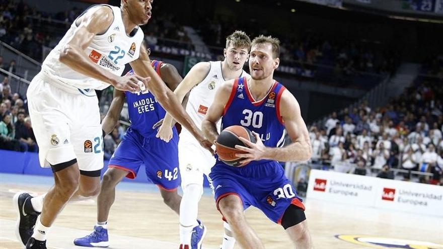 Zoki Dragic, ante los madridistas Tavares y Doncic.