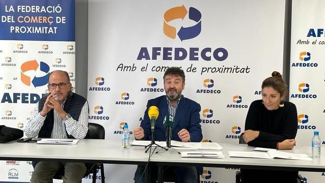 El presidente de Afedeco, Antoni Gayà, el vicepresidente y presidente de la Asociación de Comerciantes de la calle San Miguel, Pedro Miró, y la presidenta de la Asociación  de Comerciantes de la calle Bonaire, Olivia Barceló, durante la presentación.