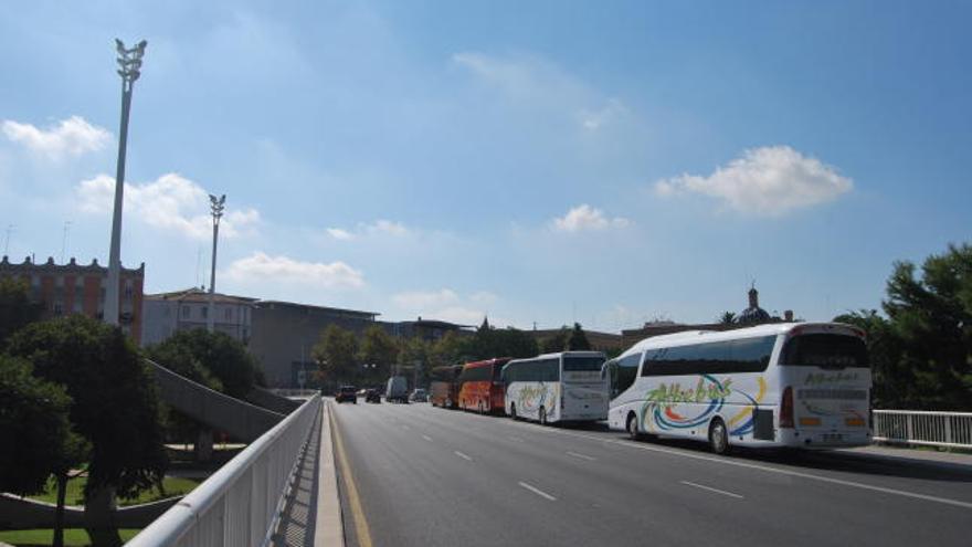 Autobuses aparcados en el Puente de las Artes