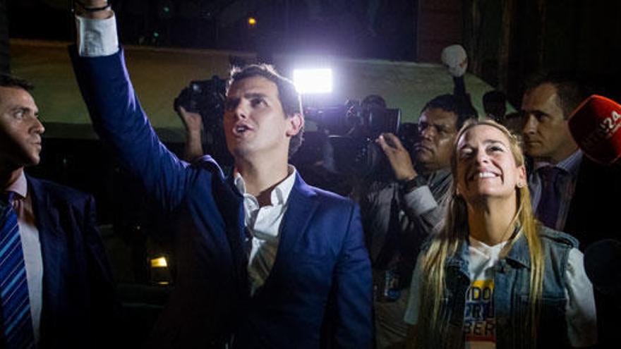 Albert Rivera junto a Lilian Tintori en Venezuela.