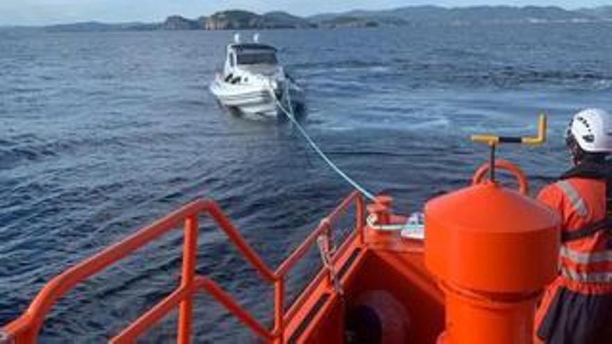 Salvamento Marítimo rescata una embarcación con una vía de agua en Ibiza