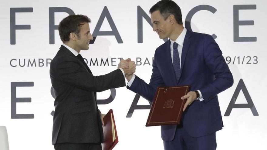 Emmanuel Macron i Pedro Sánchez se saluden després de signar l’Acord de Barcelona. | FERRAN NADEU