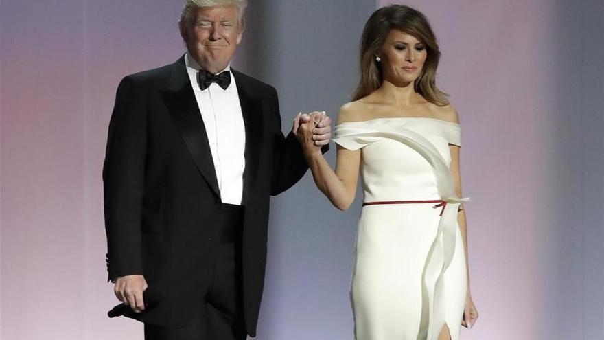 Melania Trump dona el vestido de su primer baile presidencial