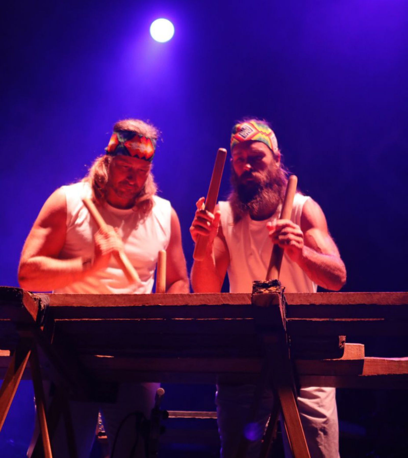 Dos integrantes de la banda tocan la txalaparta para comenzar el show.  Fernando Rodríguez