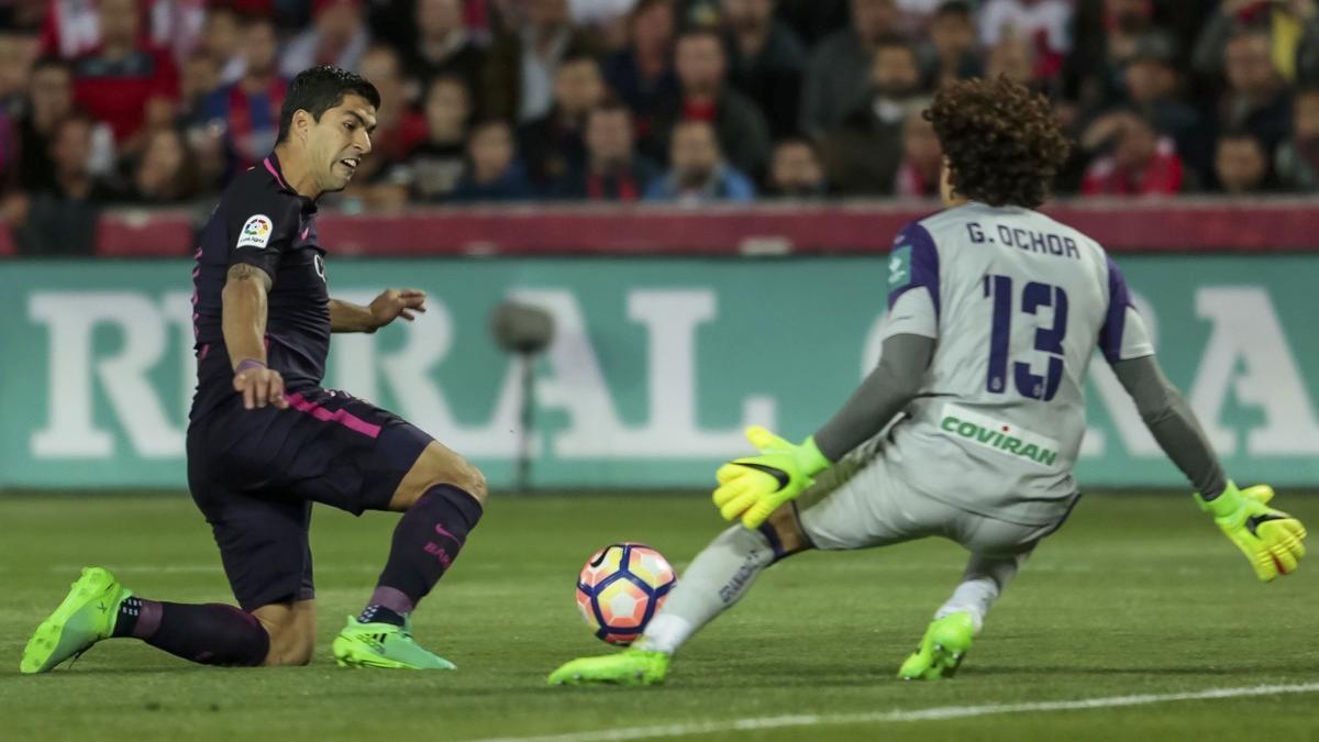 Luis Suárez intenta superar la salida del meta del Granada Ochoa