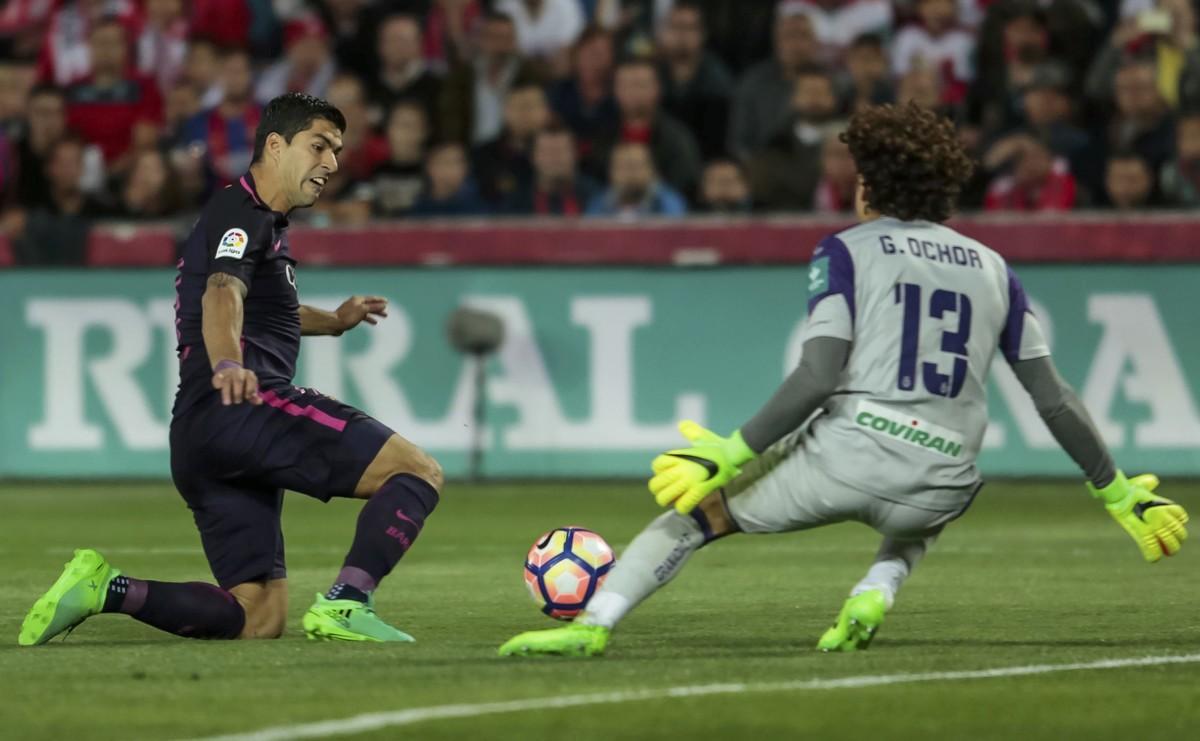 Football Soccer - Granada v Barcelona - Spanish La Liga Santander - Los Carmenes Stadium, Granada, Spain, 02/04/17 Barcelona’s Luis Suarez (L) and Granada’s goalkeeper Guillermo Ochoa in action. REUTERS/Pepe Marin