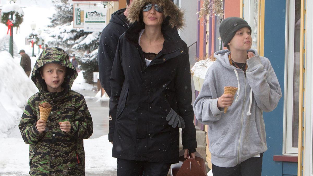 Angelina Jolie, con sus hijos Knox Leon (izquierda) Y Shiloh, en Colorado, este lunes.