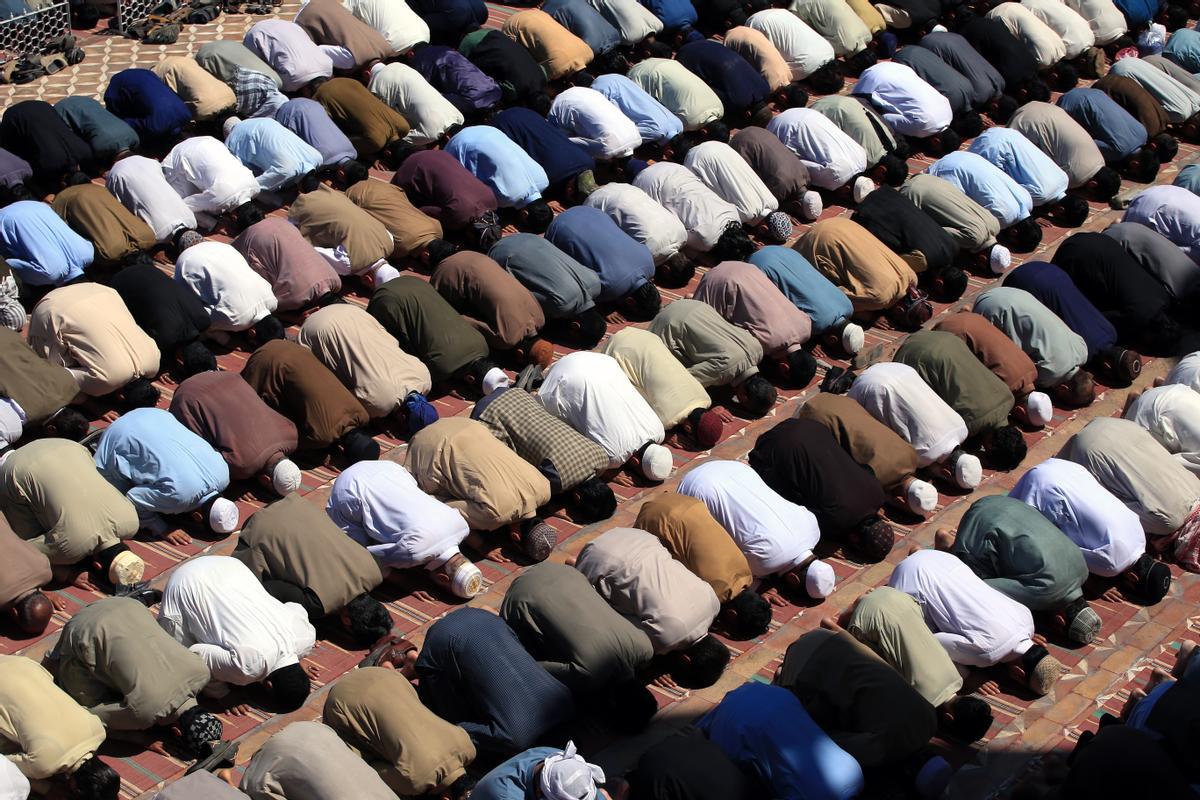 Los musulmanes celebran el fin del Ramadán. Fiesta del Eid al-Fitr en Peshawar, Pakistán.