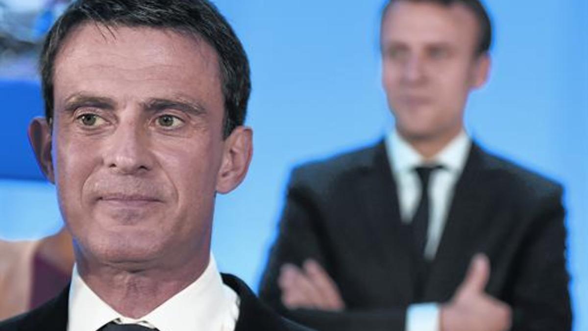 TRASVASE Manuel Valls y Emmanuel Macron detrás, en mayo del 2016.
