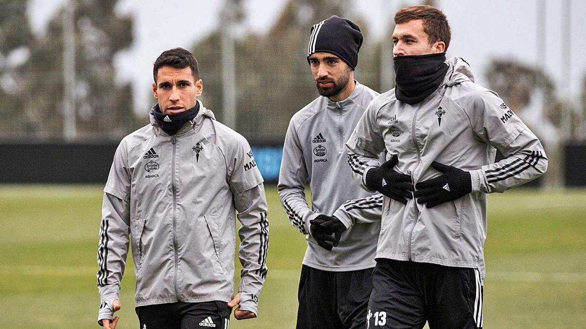 Hugo Mallo, Brais Méndez y Rubén Blanco, ayer, en el entrenamiento en Mos. |  // RCCV