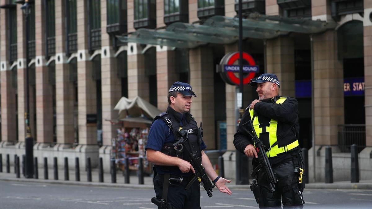 Dos policías patrullan en el centro de Londres.