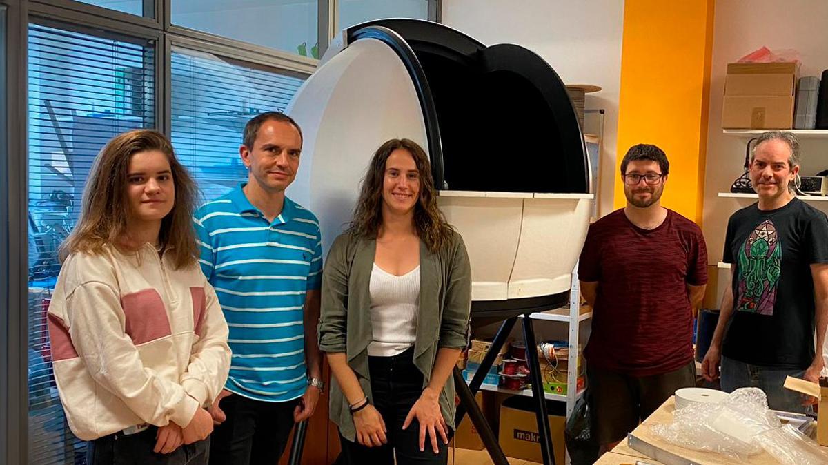 Por la izquierda, Irene Rebordinos, José Ramón Blanco, de TWave; Lucía González, Xuan González y Juan Menéndez con un prototipo inicial del observatorio.