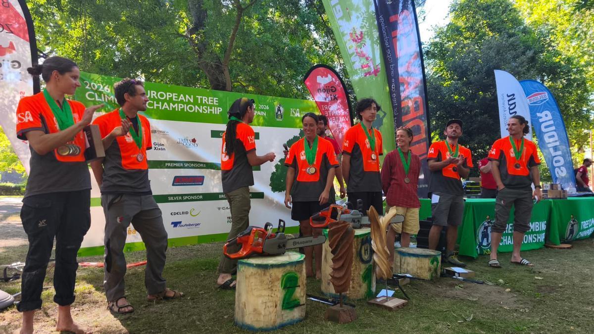 Los ganadores del campeonato de Europa de trepadores de árboles.