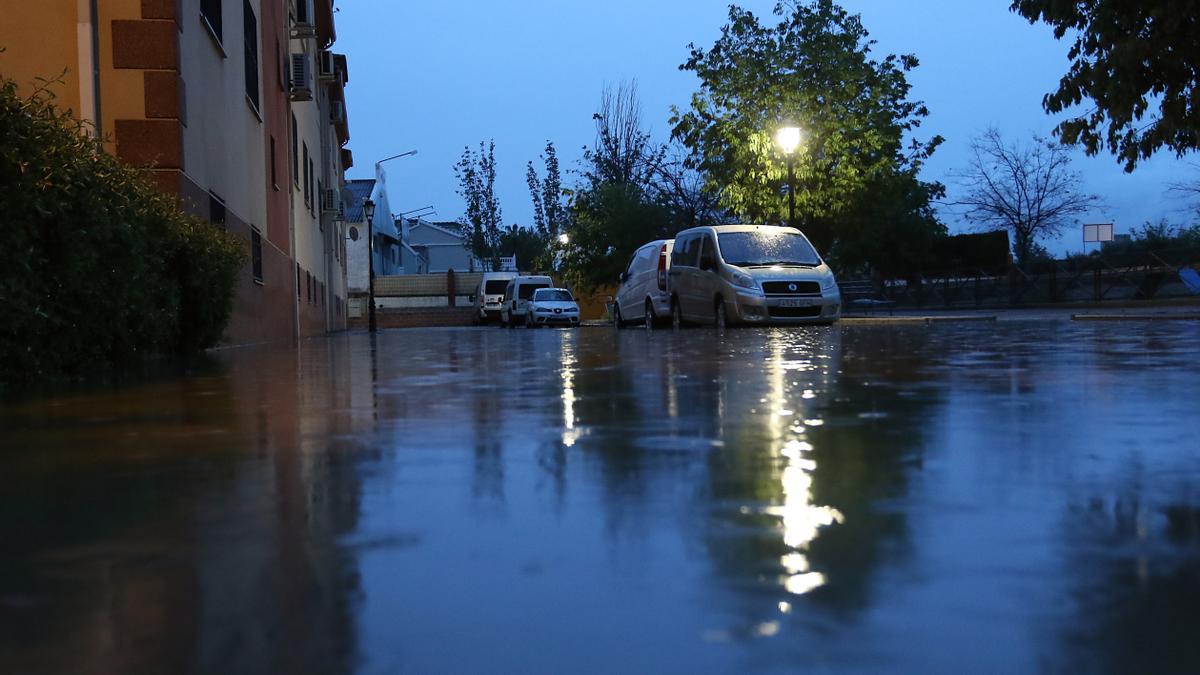Vista de una calle inundada tras las intensas lluvias de este sábado en Cijuela, provincia de Granada.