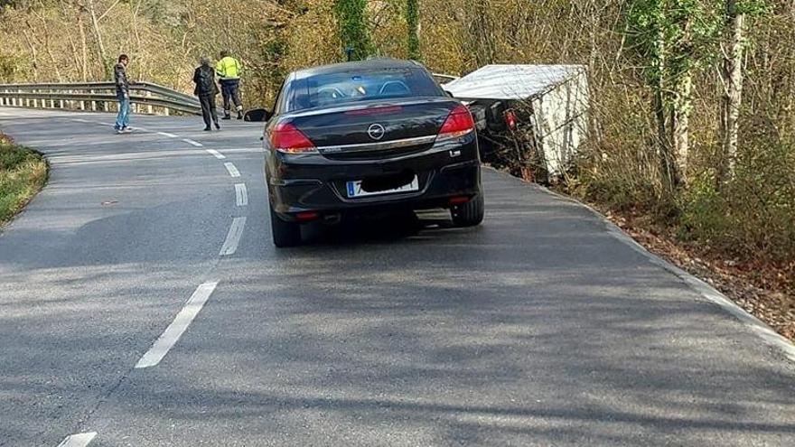 Un camioner ferit en una sortida de via a Sant Martí de Llémena