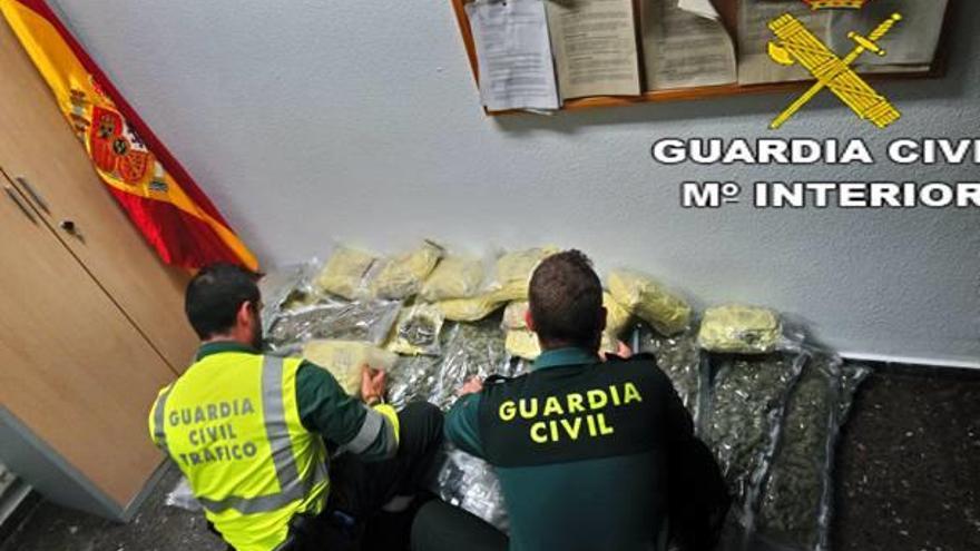 Agentes, con parte de la droga intervenida.