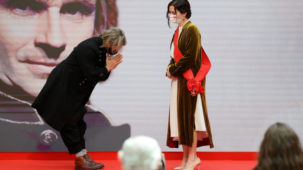 El músico Nacho Cano hace una reverencia a la presidenta de la Comunidad de Madrid Isabel Díaz Ayuso durante al acto de entrega de Medallas de la Comunidad de Madrid y Condecoraciones de la Orden del Dos de Mayo, el pasado día 2 en Madrid.