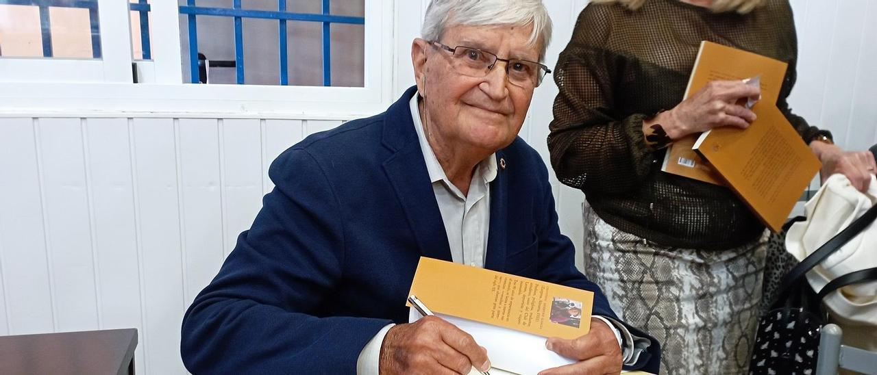 Cristóbal Herrero, en plena firma de sus memorias, el pasado jueves en la Escuela Oficial de idiomas.