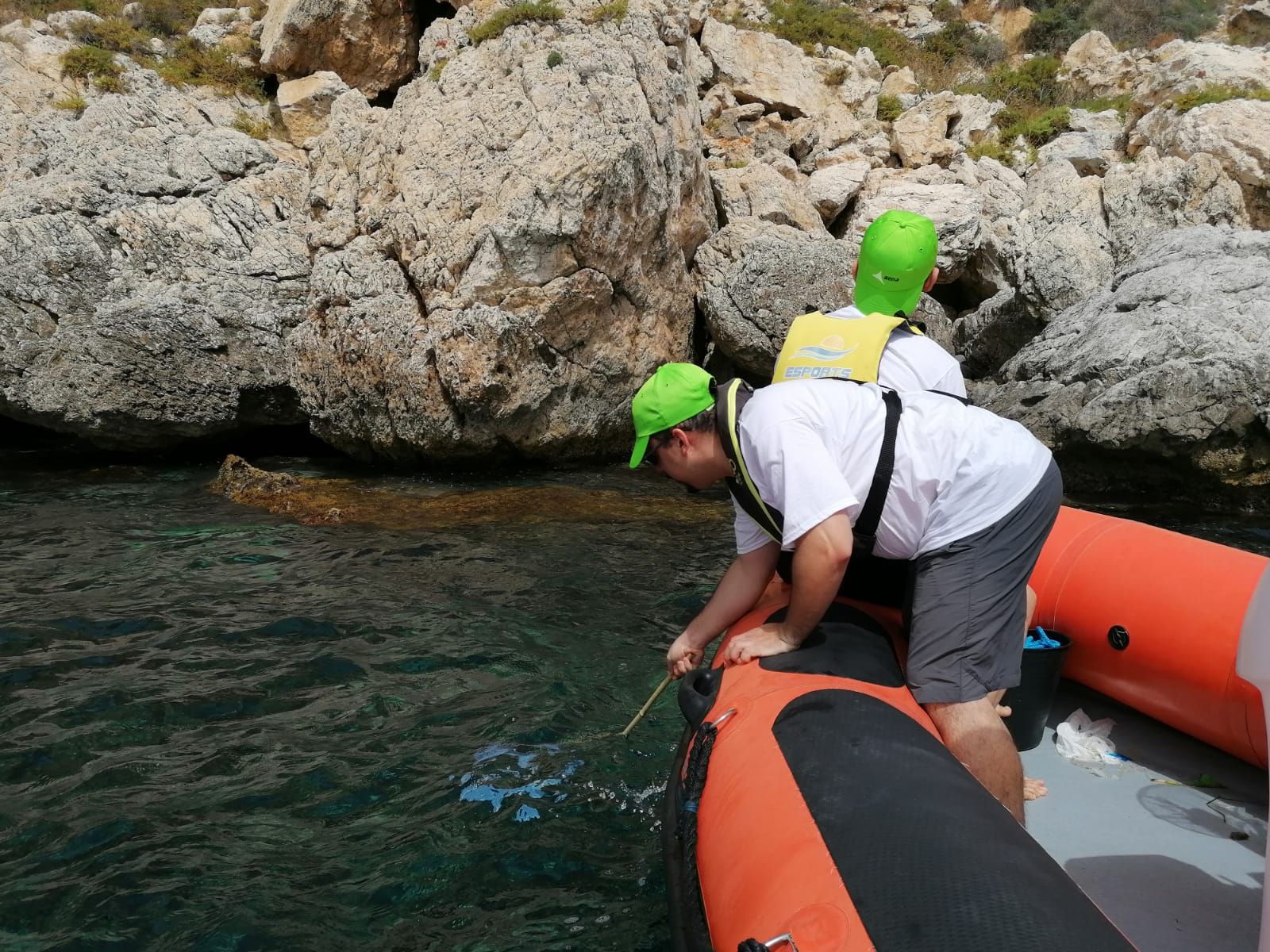 Una veintena de voluntarios participan en la jornada de limpieza del mar convocada por Club Diario de Mallorca