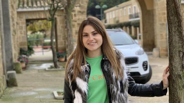Claudia Arilla destaca la cercanía en el trato con los vecinos de Pinsoro. | CAJA RURAL DE ARAGÓN