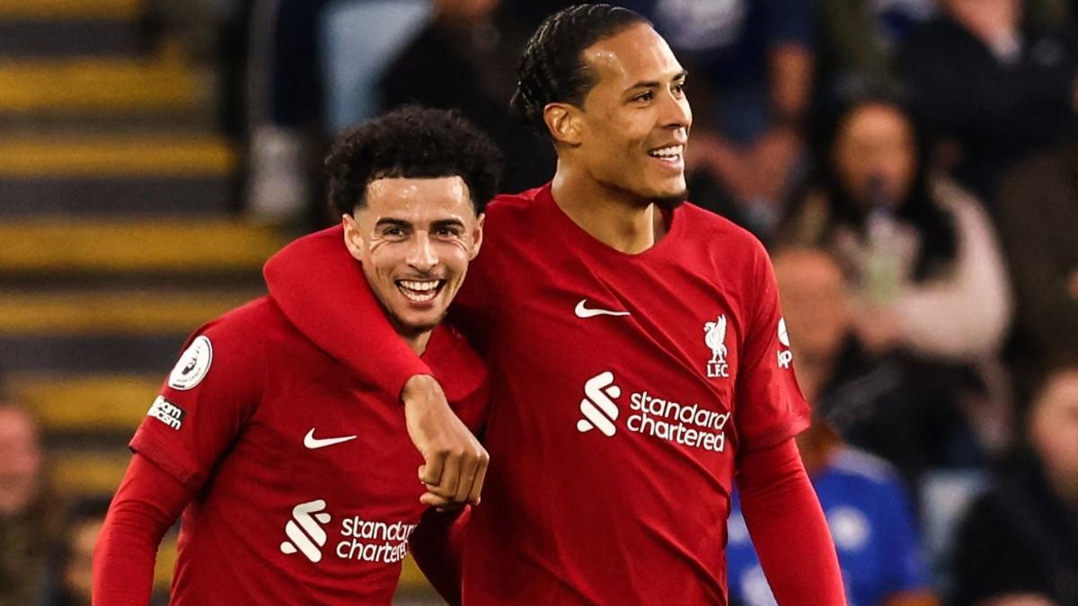 Curtis Jones y Virgil van Dijk, jugadores del Liverpool