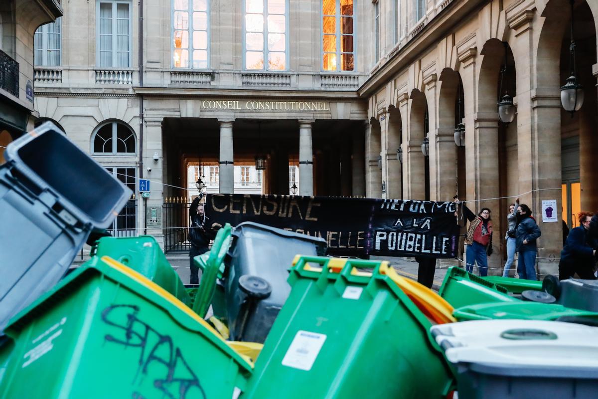 Protesta contra la reforma de las pensiones frente al Consejo Constitucional en París