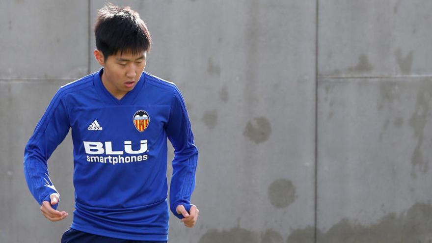 Kang-In Lee en un entrenamiento con el Valencia | Ignacio Hernández