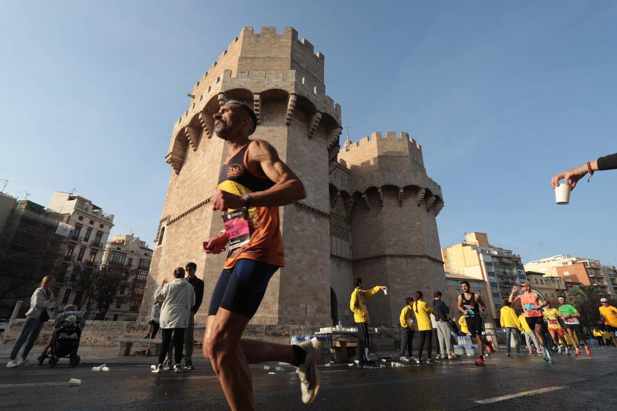 Corredores por las calles de València en el Maratón de 2024.