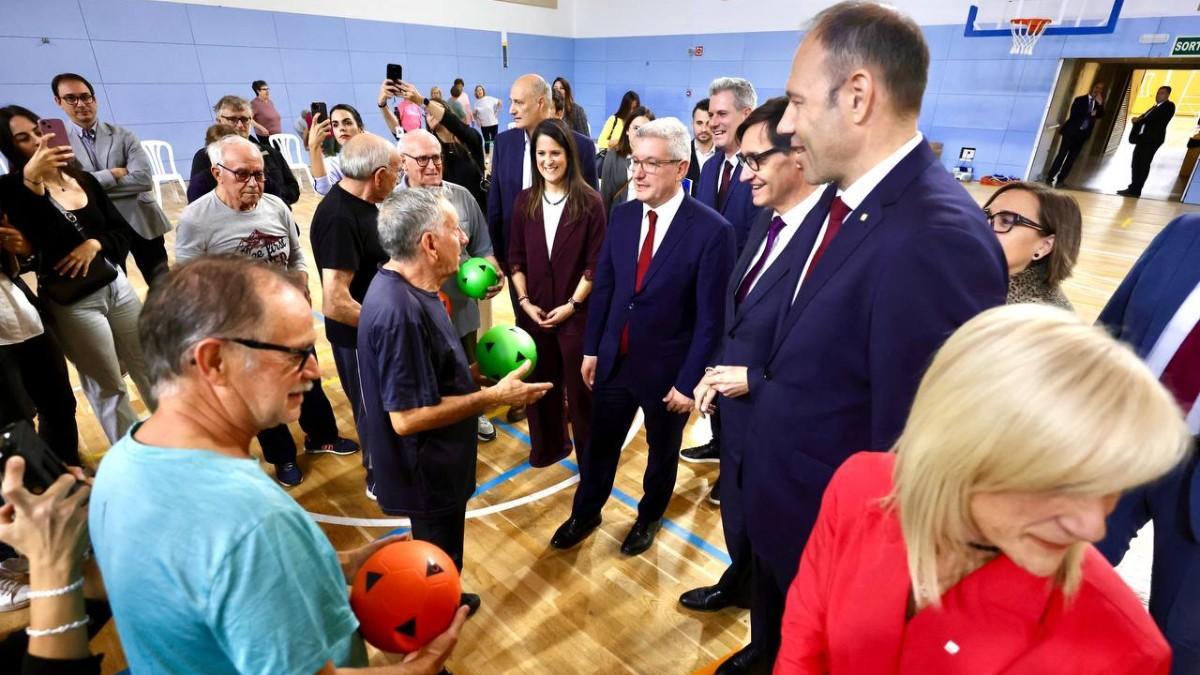 El presidente Illa y el conseller Álvarez durante la presentación del Pla